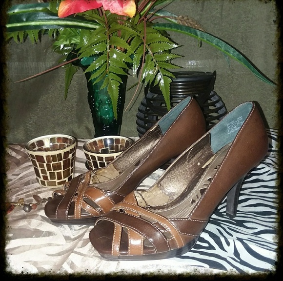 ☄Pretty "Mudd" Peep toe Pumps.☄ - Picture 5 of 6